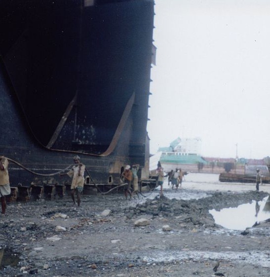 800px-Shipbreakingbangladesh2.jpg