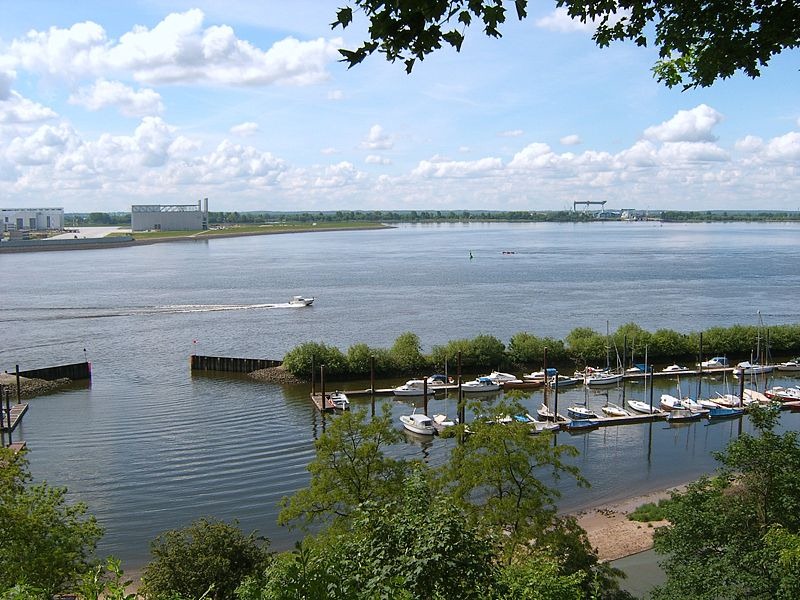 800px-Hh-muehlenberg-yachthafen.jpg