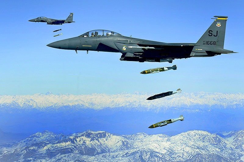 800px-F-15E_drops_2000-pound_munitions_Afghanistan_2009.jpg