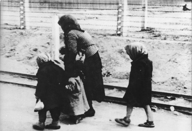 Bundesarchiv_Bild_183-74237-004_KZ_Auschwitz-Birkenau_alte_Frau_und_Kinder.jpg