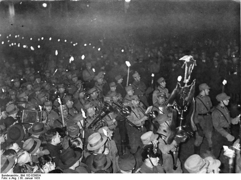 Bundesarchiv_Bild_102-02985A_Berlin_Fackelzug_zur_Machtergreifung_Hitlers.jpg