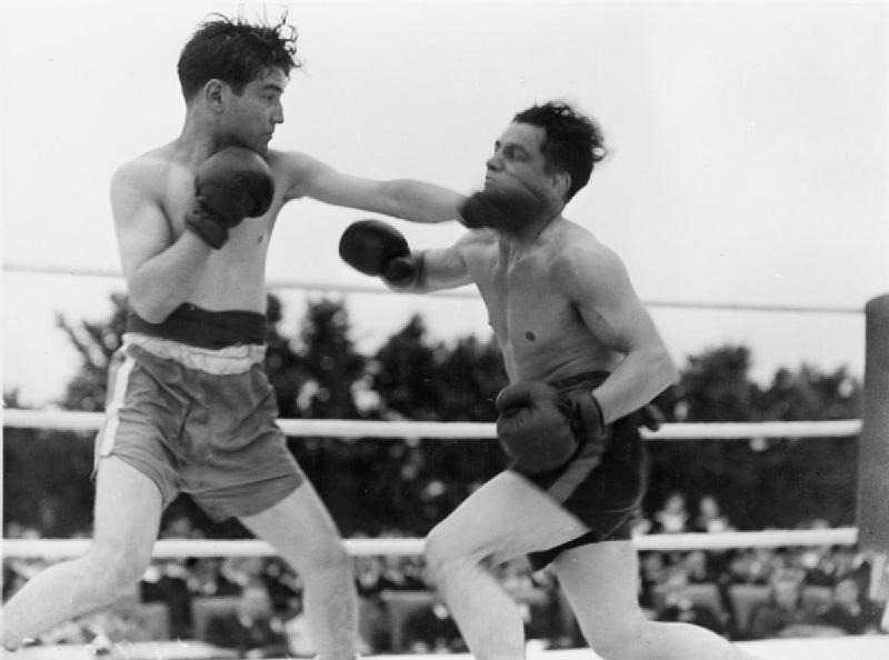 Boxing_Tournament_in_Aid_of_King_Georges_Fund_For_Sailors_at_the_Royal_Naval_Air_Station_Henstri.jpg