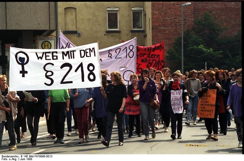 Bundesarchiv_B_145_Bild-F079098-0013_Gttingen_Demonstration_gegen__218.jpg