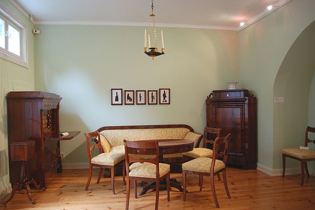 640px-Langes_Tannen_Biedermeierzimmer_06.jpg