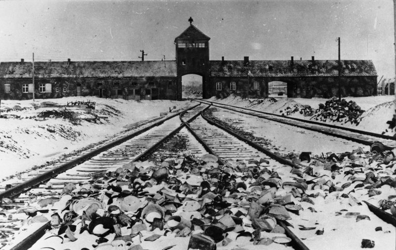 Bundesarchiv_Bild_175-04413_KZ_Auschwitz_Einfahrt.jpg