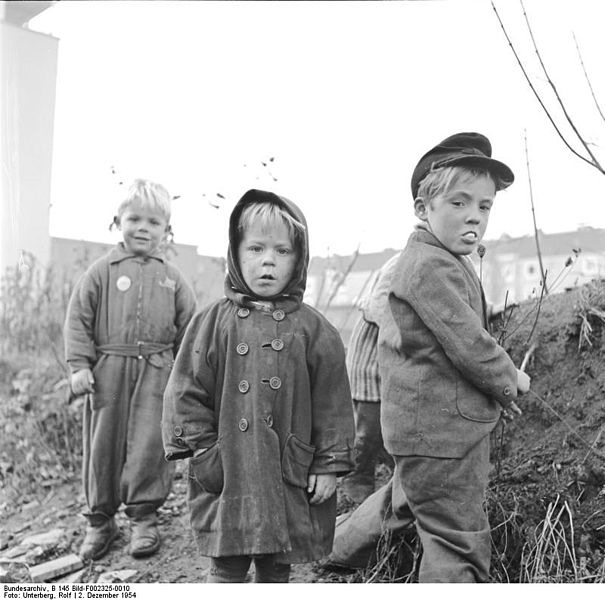 605px-Bundesarchiv_B_145_Bild-F002325-0010_Kln_Flchtlingskinder_in_Neubausiedlung.jpg