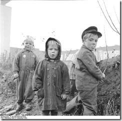 605px-Bundesarchiv_B_145_Bild-F002325-0010_Kln_Flchtlingskinder_in_Neubausiedlung_thumb.jpg