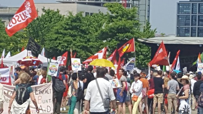 Zu Lande und zu Wasser: Bunt statt Braun Zu Lande und zu Wasser: Bunt statt Braun
