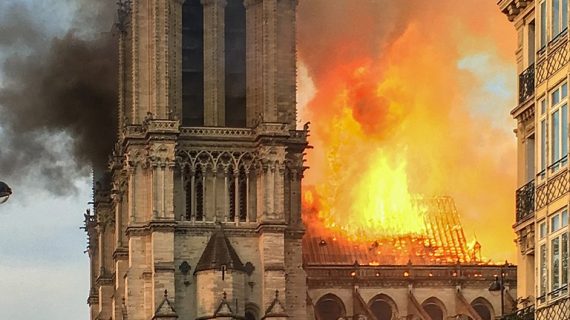 Geld in die Flammen werfen Geld in die Flammen werfen